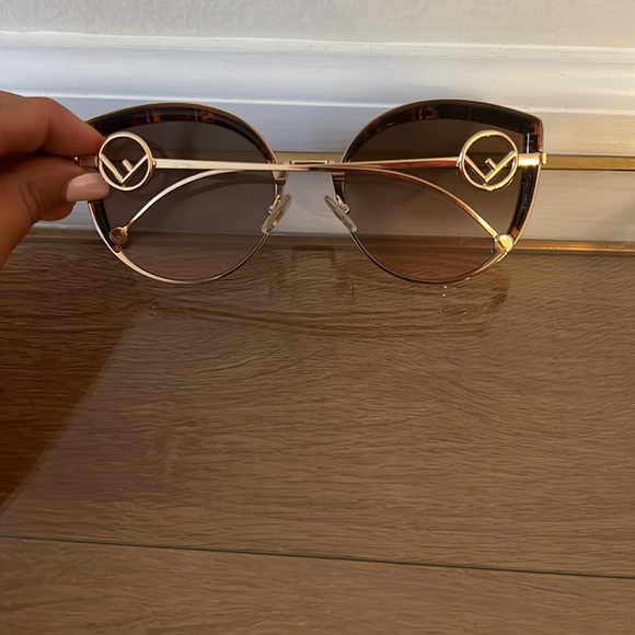 Fendi Sunglasses - Picture 5 of 6